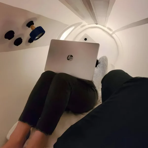 customer-with-laptop-inside-a-hyperbaric-chamber