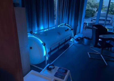 Hyperbaric chamber blue light